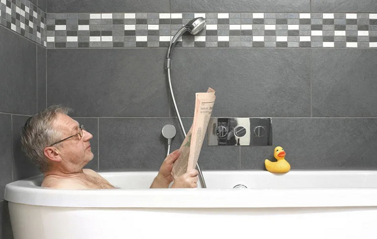 Почему пожилым людям нужно принимать ванну, только с половиной воды, и не более 30 минут